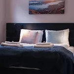 Cozy And Among Locals Apartment *