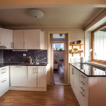 Cozy And Among Locals 아파트