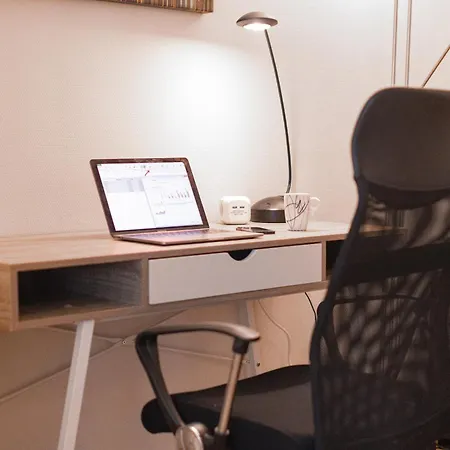 Cozy And Among Locals 아파트