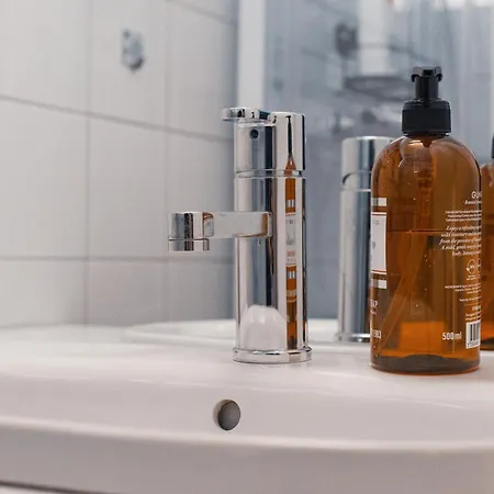 Cozy And Among Locals 아파트 *